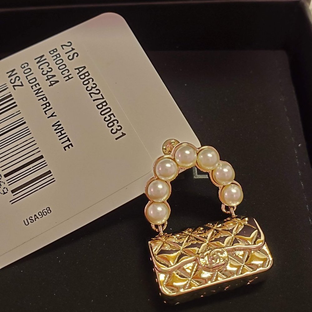 Chanel Brooch 21s Gold/White Quilted Purse